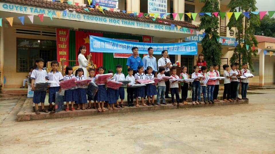  Công ty Thuốc lá Nguyên liệu Khatoco trao quà tại Trường Tiểu học Võ Thị Sáu - Đắk Lắk